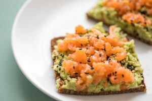 Vollkornbrot mit Avocado, Lachs und Sesam