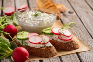 Gurken-Radieschenbrot mit veganer Creme