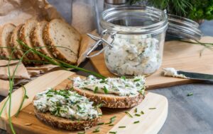 Körnerbrot mit Schnittlauchquark