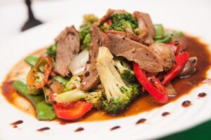 Entenbrustfilet mit Brokkoli, Paprika und Zuckerschoten