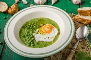 Erbsen-Spinat-Suppe mit Ei