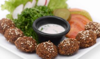 Falafel mit Kräuterdip