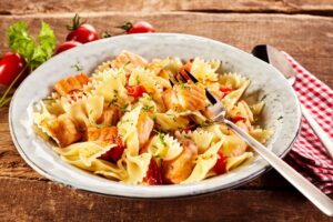 Farfalle mit Lachs und getrockneten Tomaten