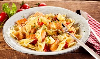 Farfalle mit Lachs und getrockneten Tomaten