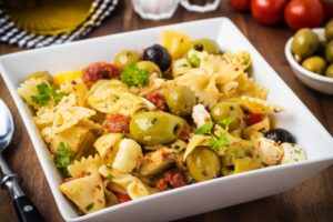 Farfalle mit Oliven, Artischocken und Tomaten