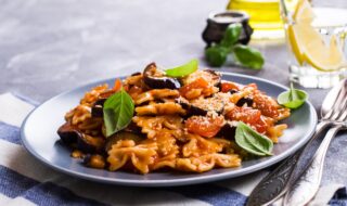 Farfalle mit Tomatensauce und Aubergine