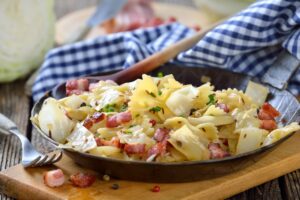 Farfalle mit Weißkraut, Speck und Zwiebeln