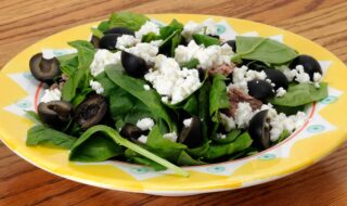 Thunfisch-Feldsalat mit Feta und Oliven