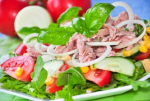 Feldsalat mit Thunfisch, Tomate, Gurke und Mais