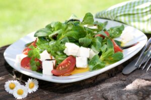 Feldsalat mit Tomate und Feta