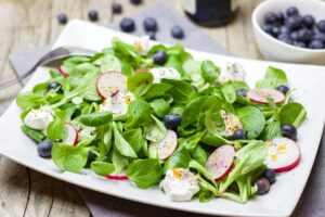 Ziegenkäse-Feldsalat mit Blaubeeren