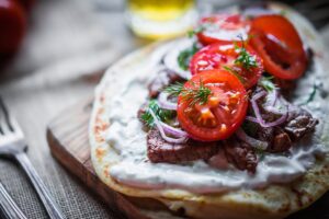 Fladen mit Roastbeef, Knoblauchquark und Dill