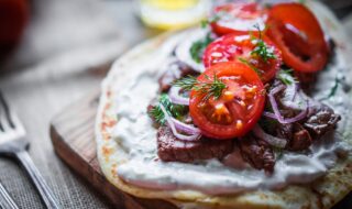 Fladen mit Roastbeef, Knoblauchquark und Dill