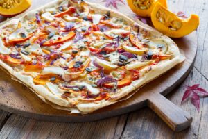 Dinkel-Flammkuchen mit Kürbis, Apfel und Kürbiskernen