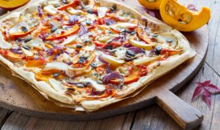 Dinkel-Flammkuchen mit Kürbis, Apfel und Kürbiskernen