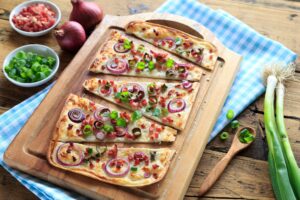 Dinkel-Flammkuchen mit Speck und Tomatensalat