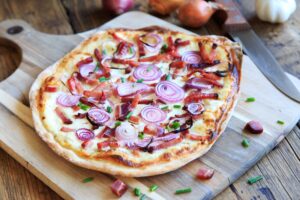 Flammkuchen mit Gurkensalat