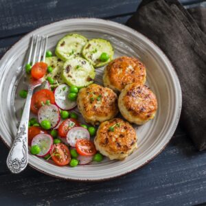 Fleischbällchen mit Zucchini und Salat