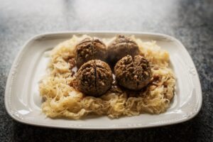 Fleischknödel mit Sauerkraut