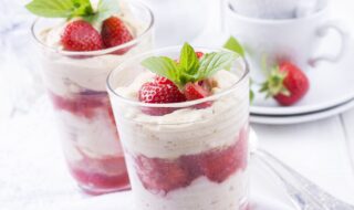 Sahnequark mit Erdbeeren und Mandelmus