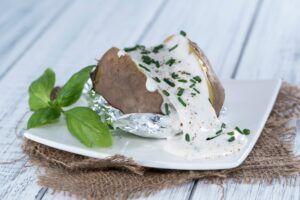 Folienkartoffel mit Quarkcreme und Möhrensalat