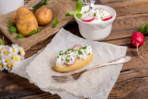 Folienkartoffel mit Meerrettichquark und Radieschen