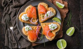 Waffeln mit Lachs und Kräuter-Dip