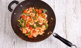 Chili-Garnelen mit Lauchzwiebeln und Tomaten