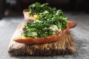 Gebackene Süßkartoffeln mit Grünkohl und veganem Mozzarella