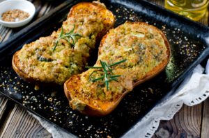 Gebackener Kürbis mit Couscous, Zucchini und Feta