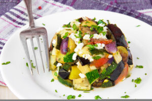 Gebratene Aubergine mit Zucchini, Kartoffel und Feta