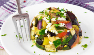 Gebratene Aubergine mit Zucchini, Kartoffel und veganem Feta