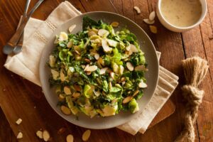 Rosenkohlblättchensalat mit Mandeln und veganem Parmesan