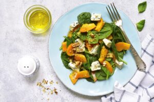 Spinatsalat mit Mango, Schimmelkäse und Walnüssen