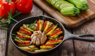 Kartoffelscheiben mit Tomaten, Zucchini und Dip