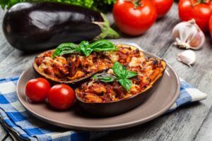 Gefüllte Aubergine mit würzigem Huhn und Frischkäse