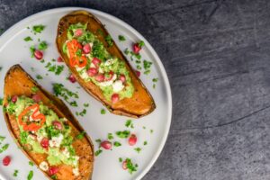 Gefüllte Süßkartoffel mit Guacamole und Feta