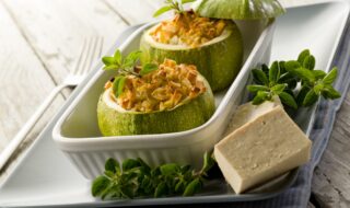 Gefüllte Zucchini mit Tofu und mit Käse überbacken