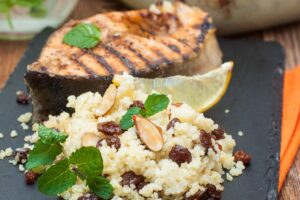 Gegrilltes Lachssteak mit Couscous und Tomatensalat