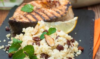 Gegrilltes Lachssteak mit Couscous und Tomatensalat