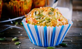 Zucchinimuffins mit Kürbiskernen und Sesam