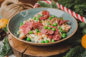 Gemüse-Salat mit Roastbeef und Kresse