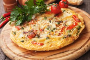 Gemüse-Tortilla mit Erbsen, Tomaten und Chili