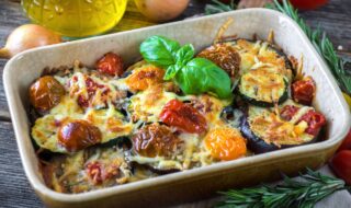 Überbackene Aubergine mit Salami und Tomaten