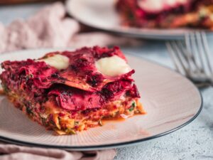 Gemüselasagne mit rote Bete, Zucchini und Mozzarella