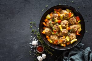 Gemüsepfanne mit Hackbällchen aus Kidneybohnen