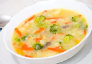 Gemüsesuppe mit Brokkoli, Möhren und Pastinaken