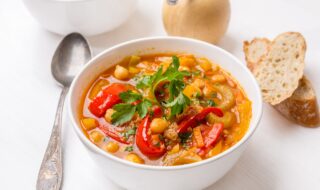 Gemüsesuppe mit Paprika, Kichererbsen und Quinoa