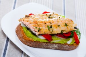 Geröstetes Brot mit Erbsencreme und Forelle