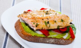 Geröstetes Brot mit Erbsencreme und Forelle